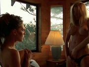Deux lesbiennes salopes se retrouvent dans un cottage pour baiser